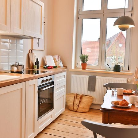 Apartments Am Bahnhof Щралзунд Екстериор снимка