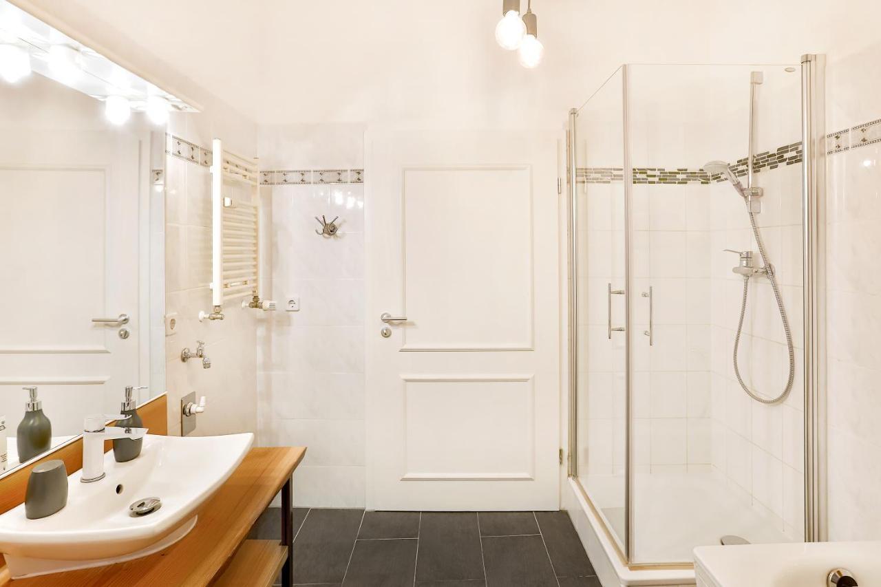 Apartments Am Bahnhof Щралзунд Екстериор снимка