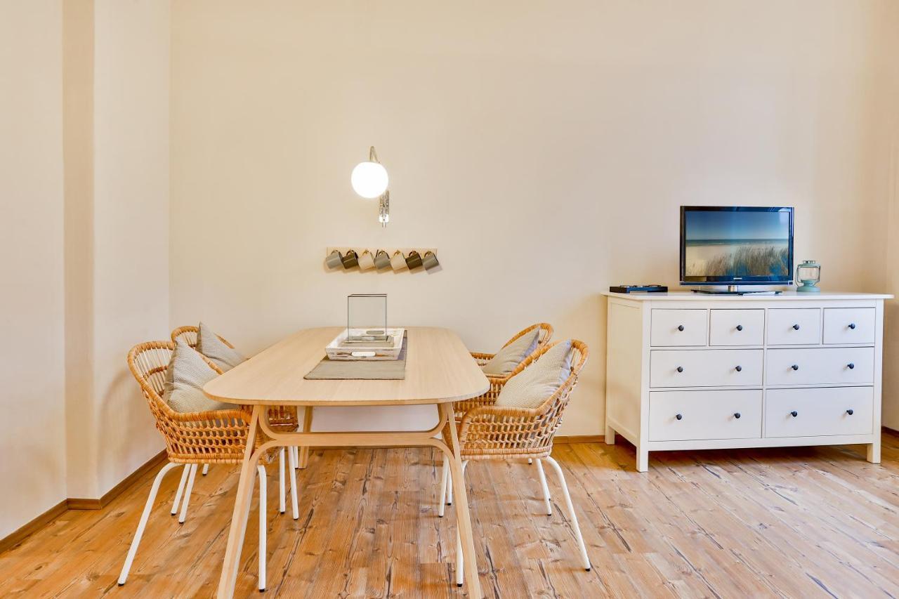 Apartments Am Bahnhof Щралзунд Екстериор снимка