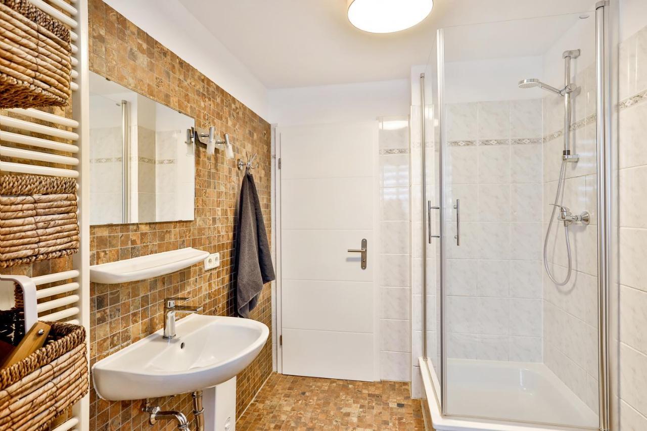 Apartments Am Bahnhof Щралзунд Екстериор снимка