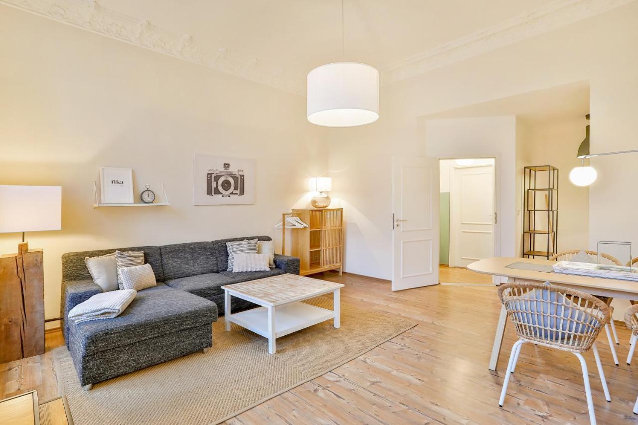 Apartments Am Bahnhof Щралзунд Екстериор снимка
