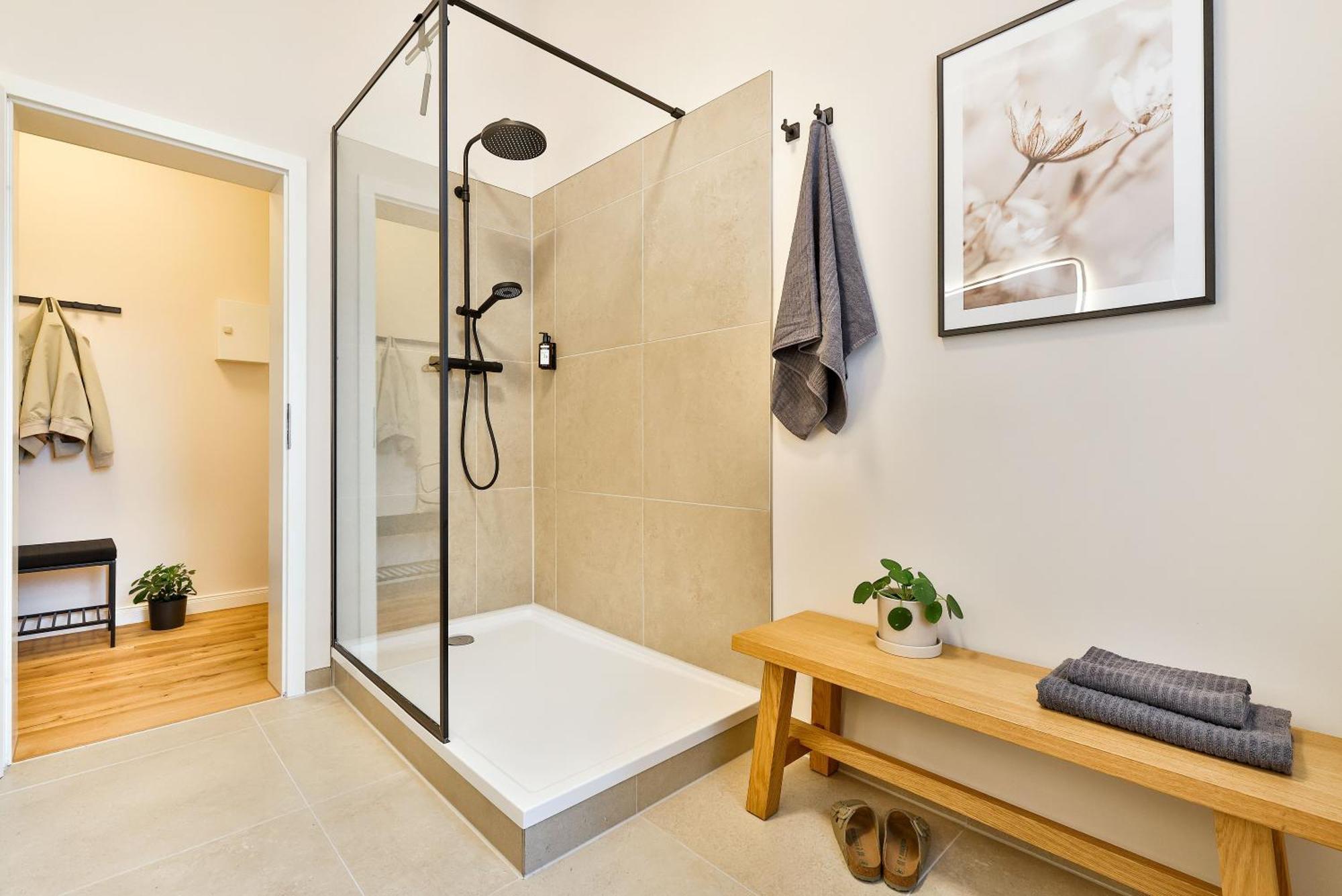 Apartments Am Bahnhof Щралзунд Екстериор снимка